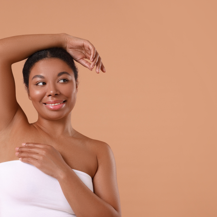 Mulher negra realizando depilação a laser segura e sem dor